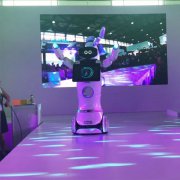 上海CES展上的机器人T台秀